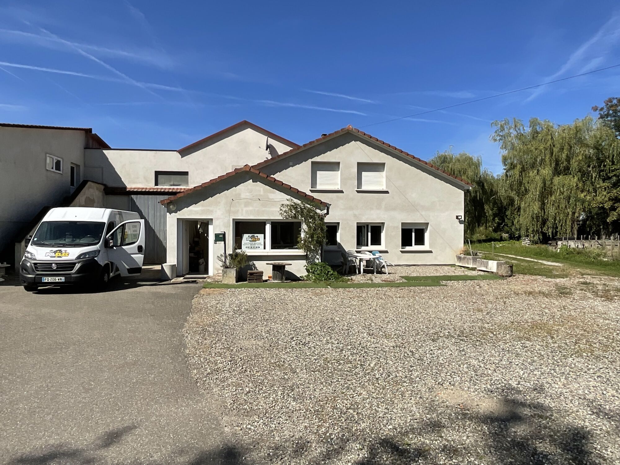 Pr&eacute;sentation du local et des bureaux : bienvenue chez Pol Elec Sanitaire pr&egrave;s de Mulhouse ! Illzach