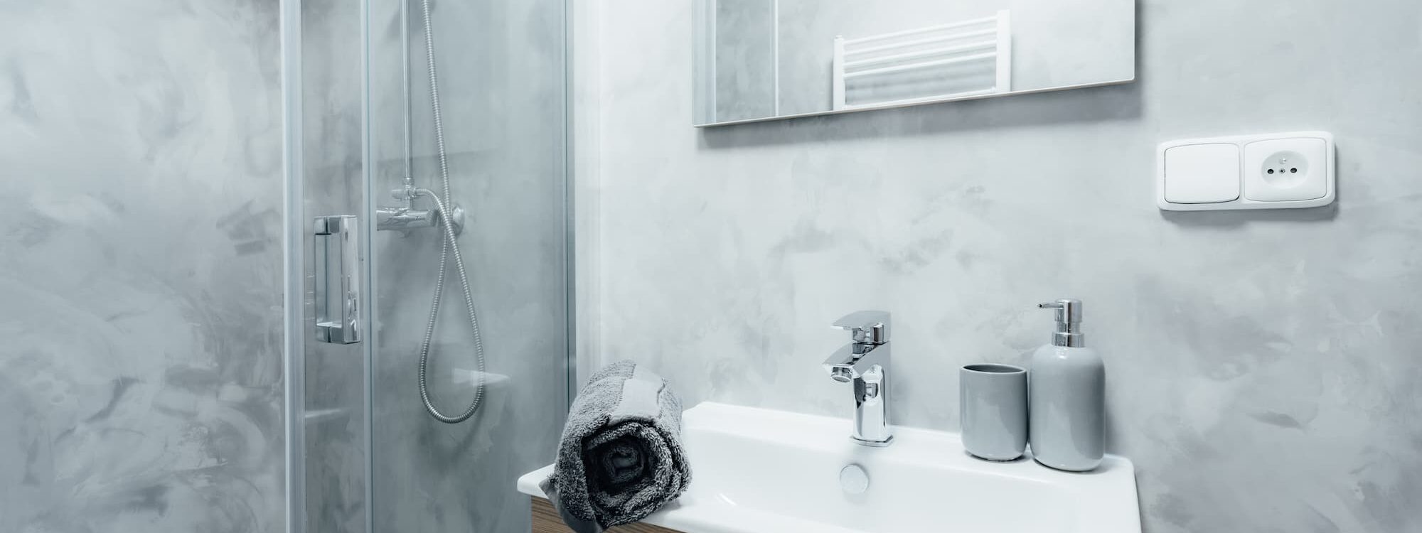 Faux plafond, spots LED, cloisons : quels am&eacute;nagements transforment vraiment une salle de bain ? Riedisheim